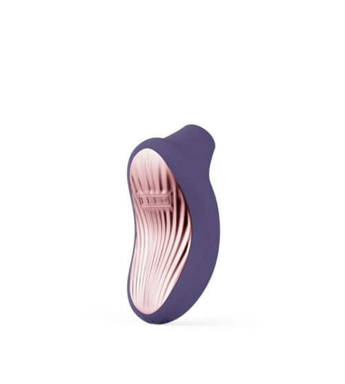Lelo SONA 3 Cyber Purple je sonični stimulator klitorisa koji koristi SenSonic™ tehnologiju.  Nudi deset postavki užitka i novu SmoothRise™ tehnologiju.
